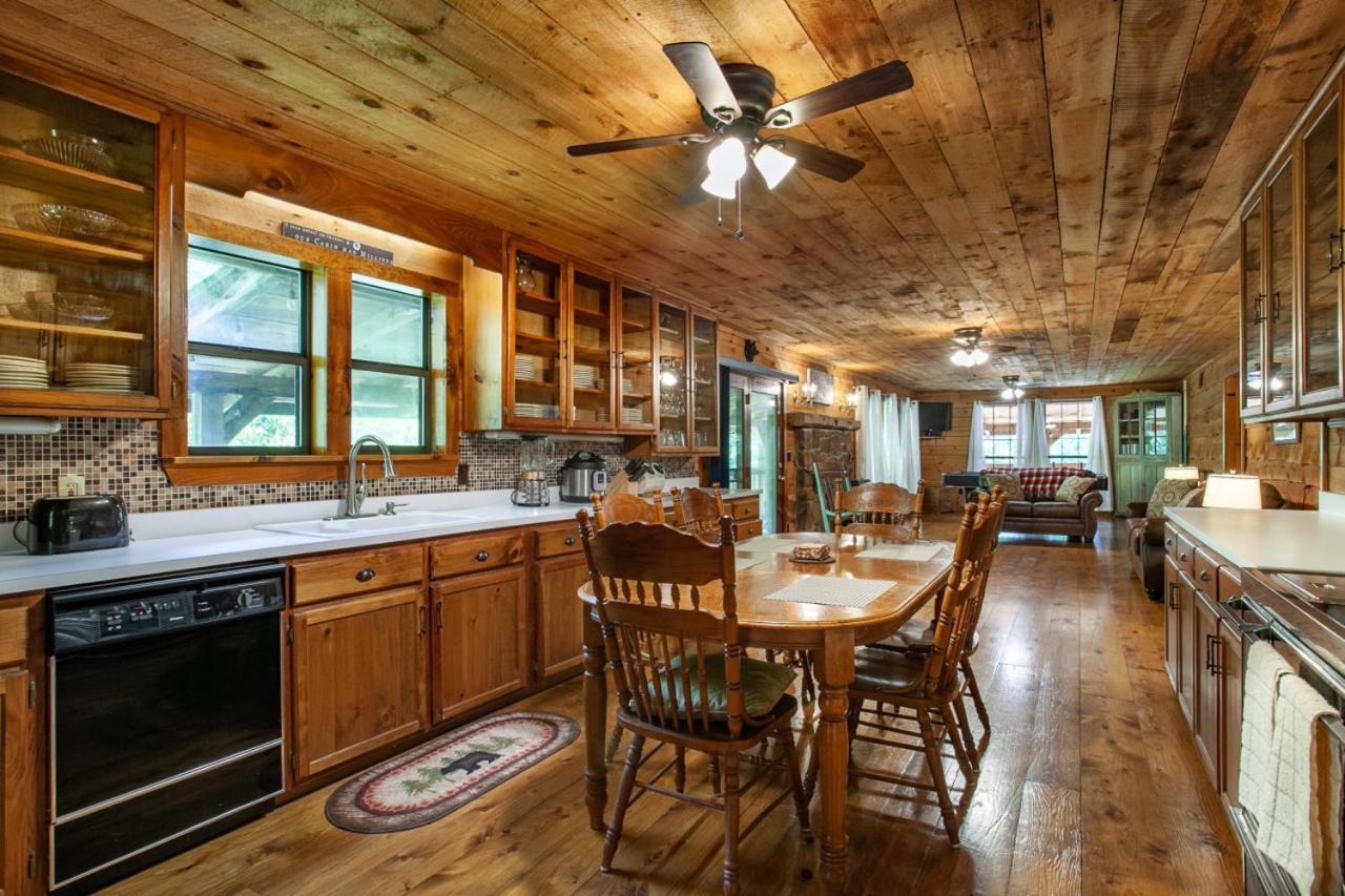 Forest Home Hot Tub Fire Pit Pool Table Pigeon Forge Exterior photo